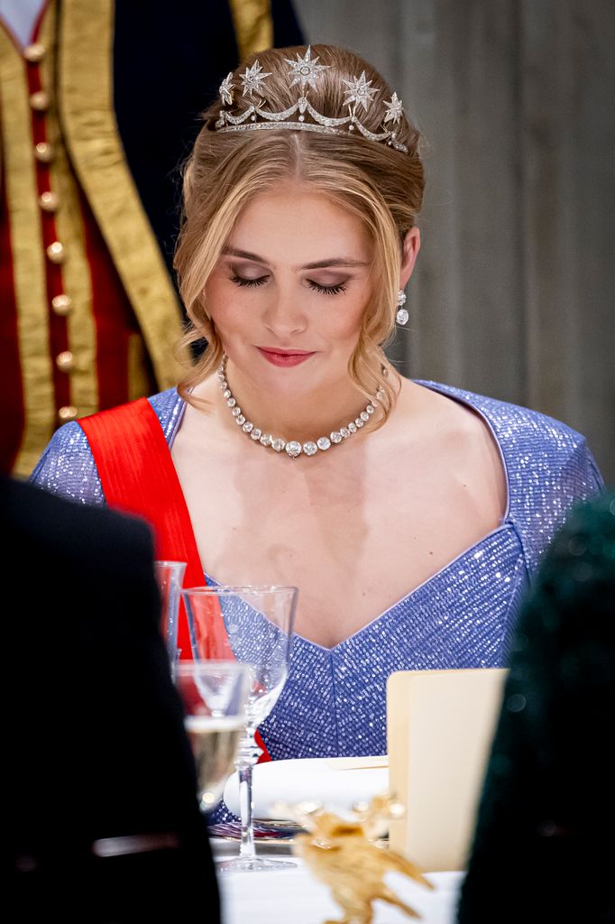 Amalia de Holanda en la cena de Estado en honor del presidente de Portugal en diciembre de 2024