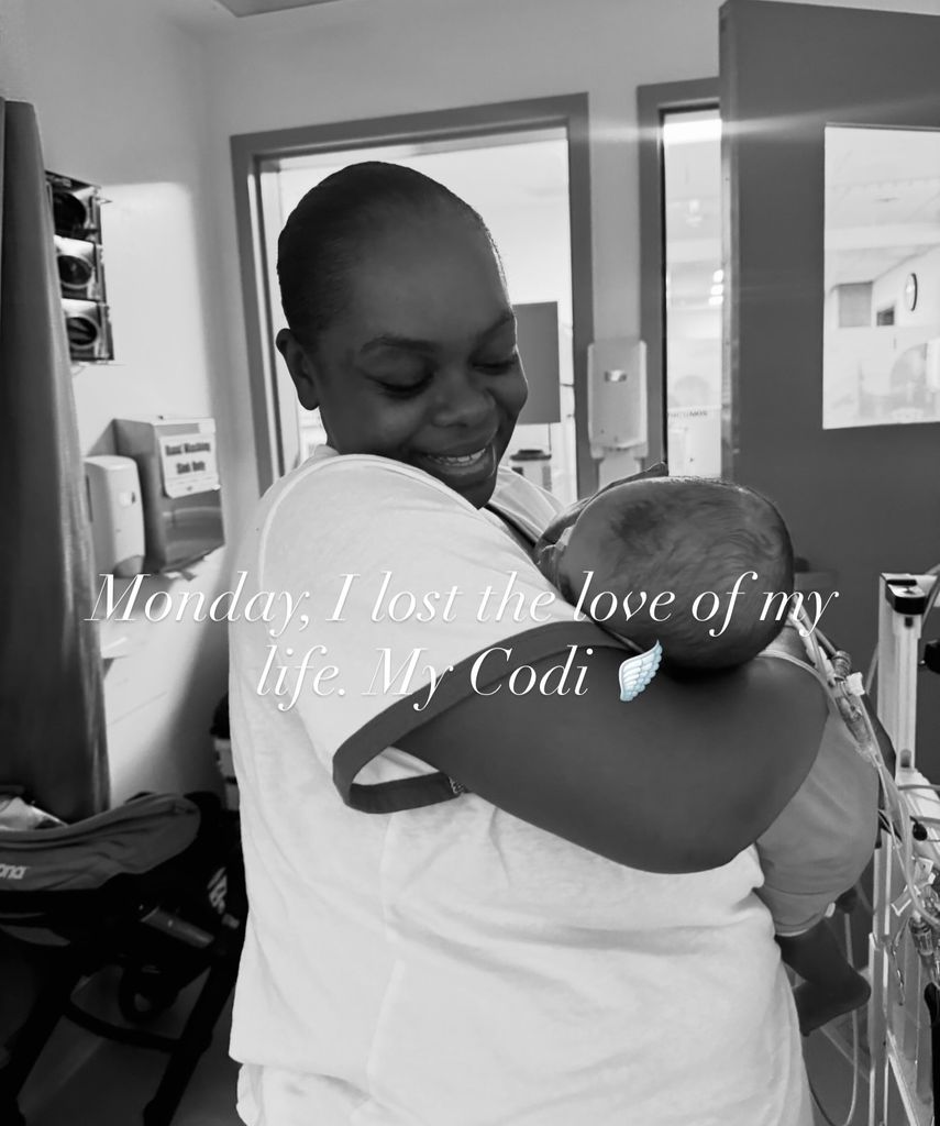 Cori Broadus compartía esta tierna instantánea en blanco y negro para comunicar la noticia más difícil
