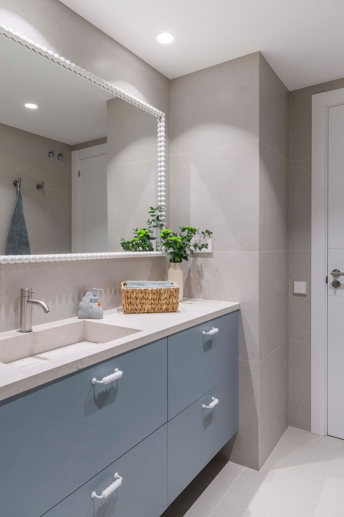 Baño con mueble azul. 