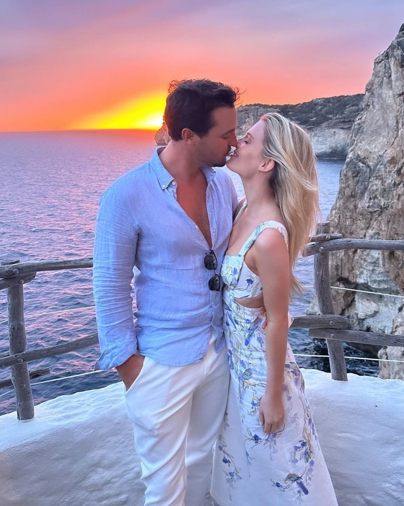 La pareja celebra nueve años de amor con una pedida inolvidable bajo el atardecer griego