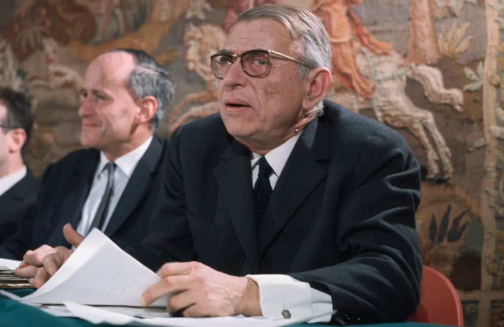 Jean-Paul Sartre lo dejó claro: no hay decisiones neutras, cada elección define quién eres