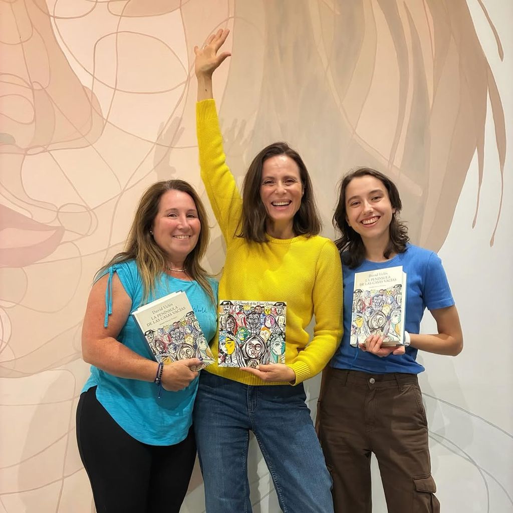 Aitana con Gloria Tarridas y Eva Tecnison, con las que grabó la novela de David Uclés, 'La península de las casas vacías'
