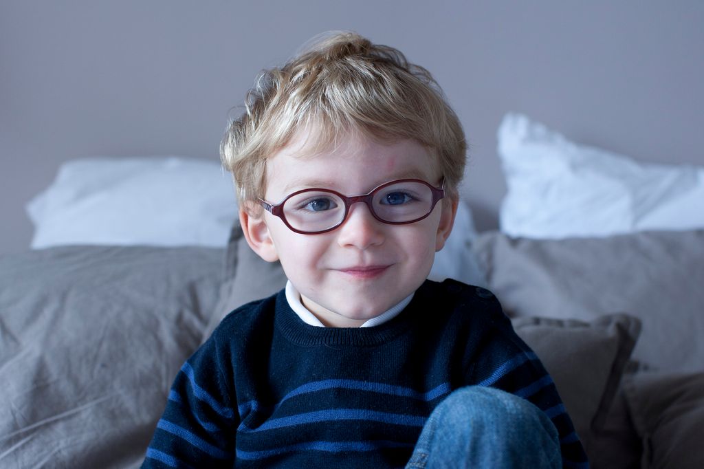 Niño pequeño con gafas