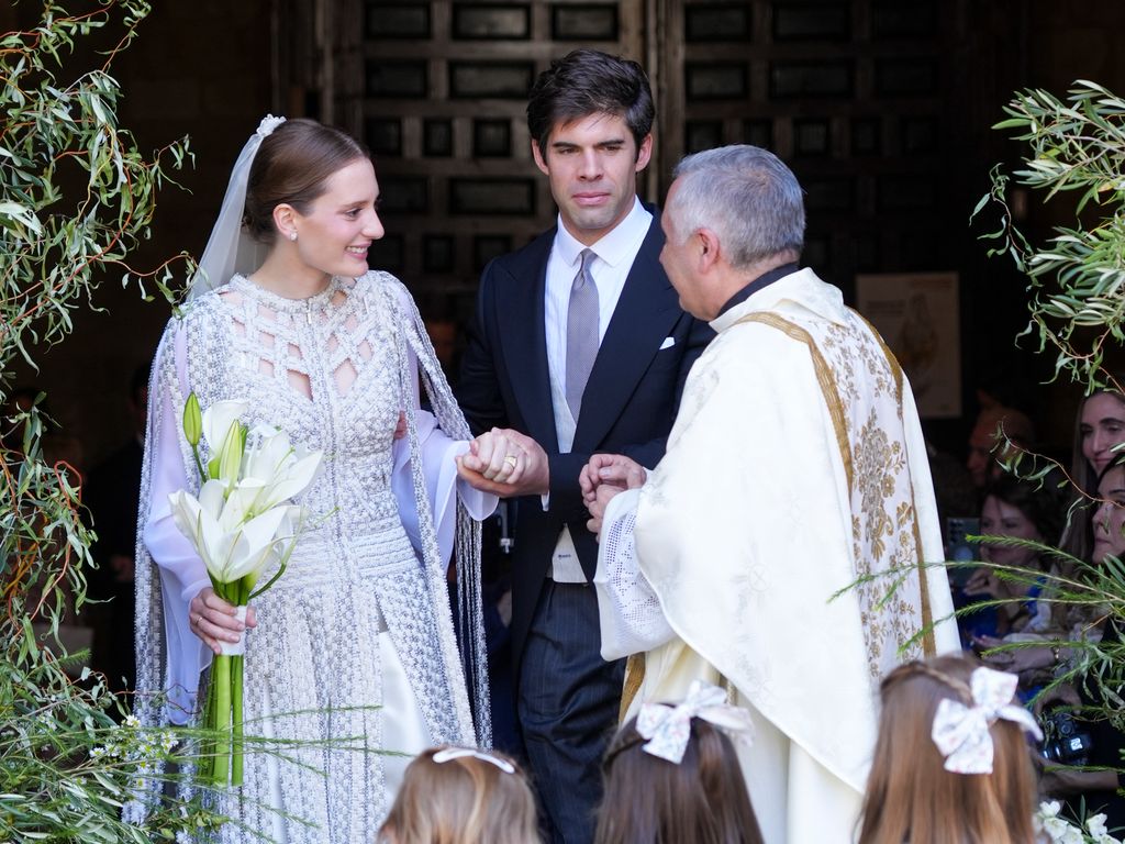 Los novios, ya como marido y mujer, salen de la iglesia