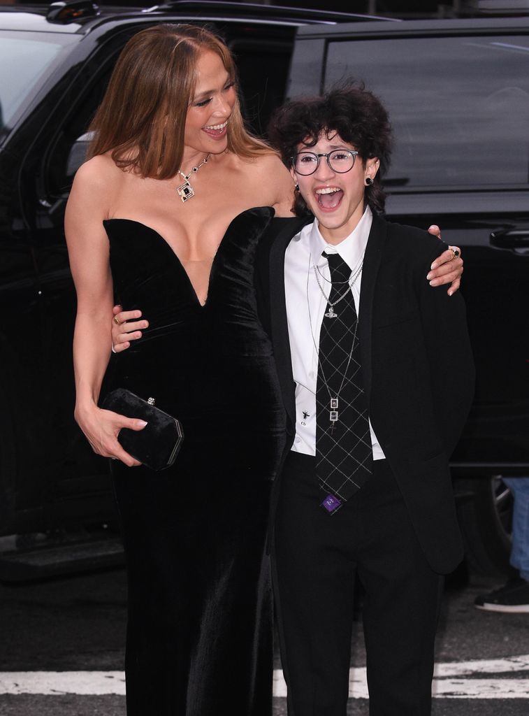Jennifer Lopez y su hija Emme Muñiz acudieron al Teatro Winter Garden, en Nueva York, para el estreno de 'Good Night And Good Luck', obra protagonizada por George Clooney.