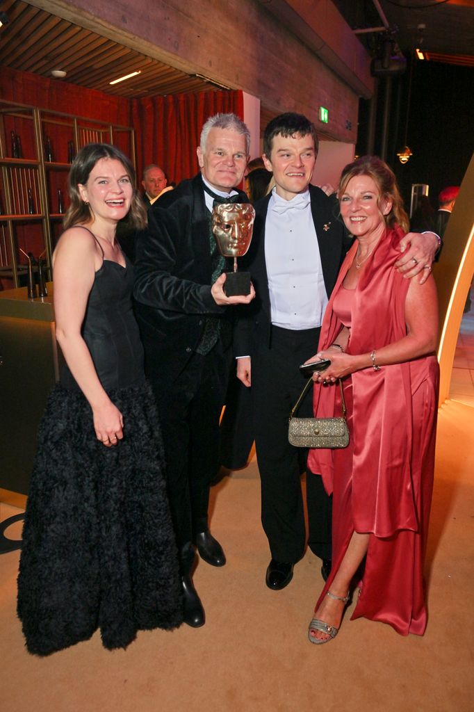 Robert Aramayo celebra sus dos premios BAFTA con su familia
