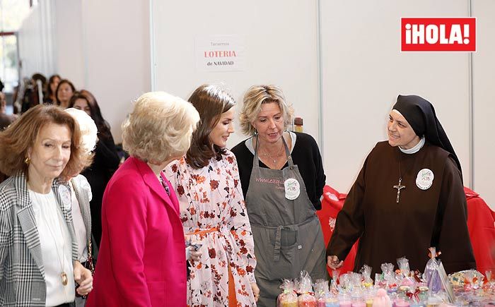 Un vestido, un broche y adornos navideños: todos los detalles de las compras de las reinas en el rastrillo