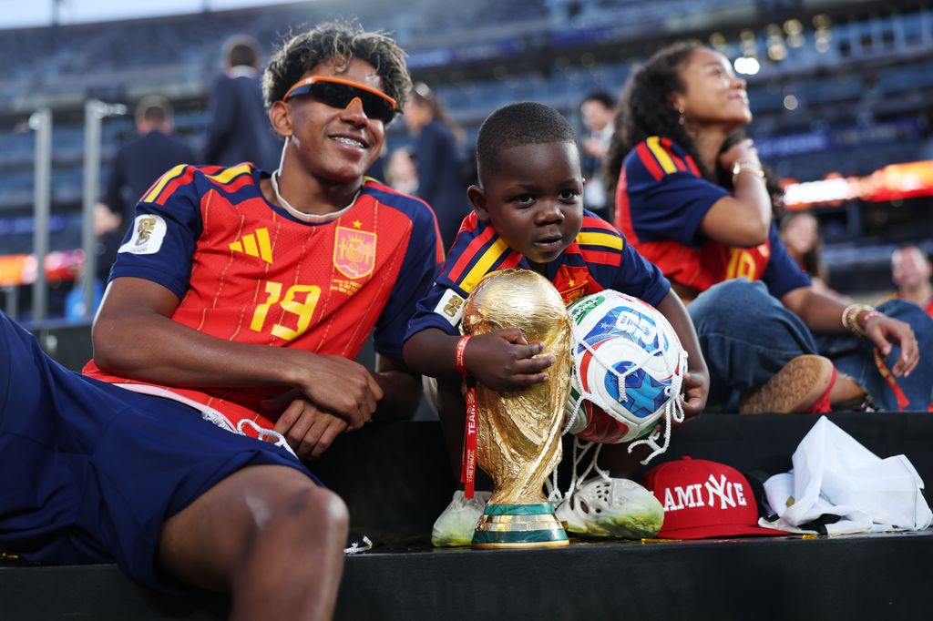 Lamine Yamal con su hermano Keyne, de 3 años, tras la victoria de España en la Copa del Mundo