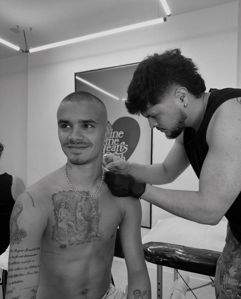Romeo Beckham tatuándose