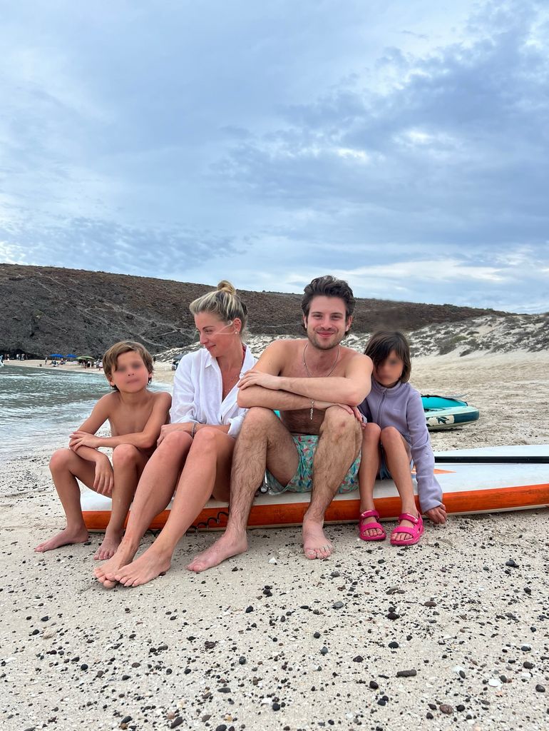 Ludwika Paleta con su hijo Nicolás y sus mellizos, Bárbara y Sebastián