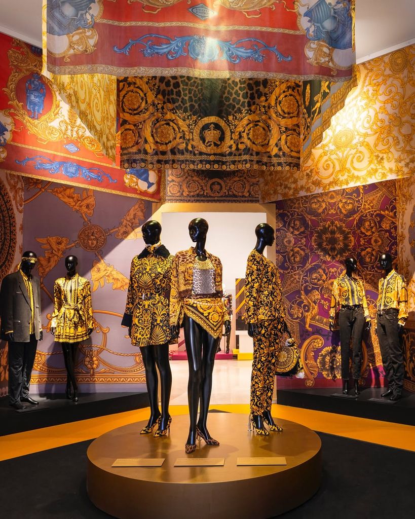 La exhibición promete ser inmersiva al proceso dcreativo detrás de Gianni Versace. 