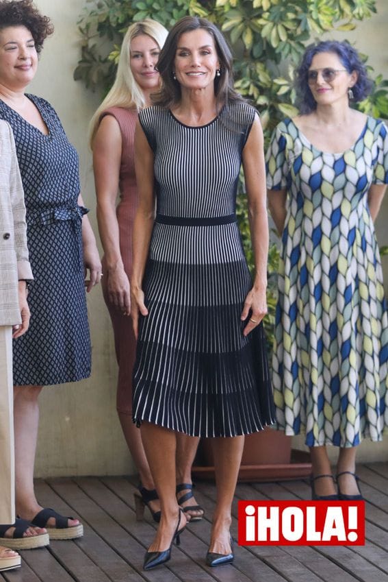 La reina Letizia rescata su innovador vestido de efecto óptico en Málaga