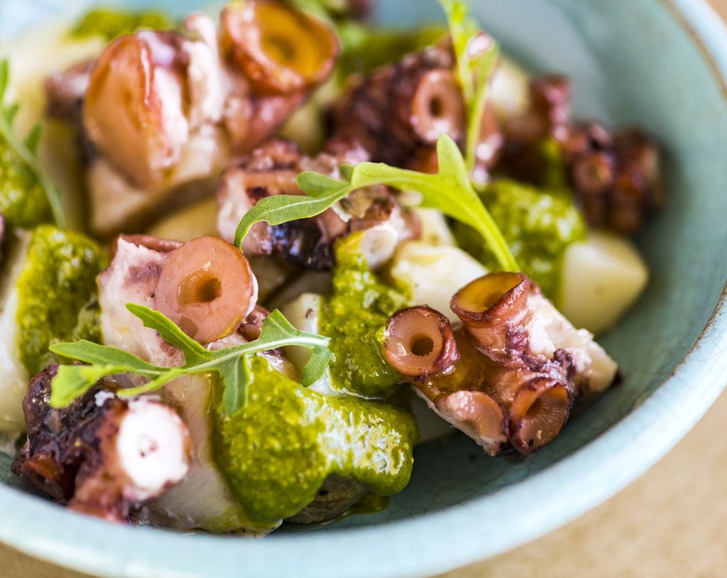 Ensalada de pulpo, patata y pesto.