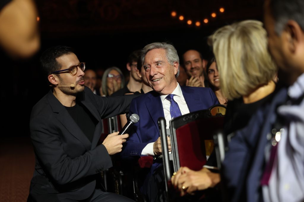 Plano medio de Jose Luis Sastre entrevistando a Iñaki Gabilondo