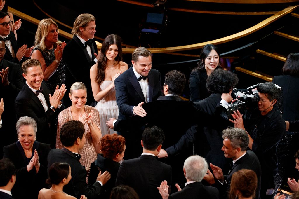 Plano  general de Leonardo Dicaprio con Camila Morrone y otros artistas en los Oscar 2020