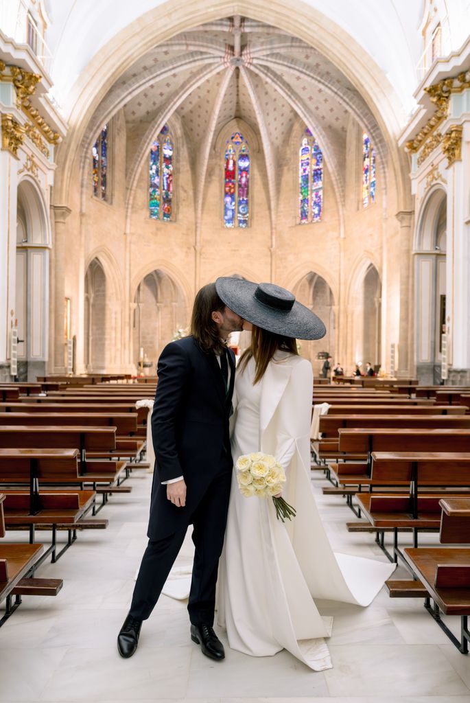 Boda en Castellón de novia con pamela negra