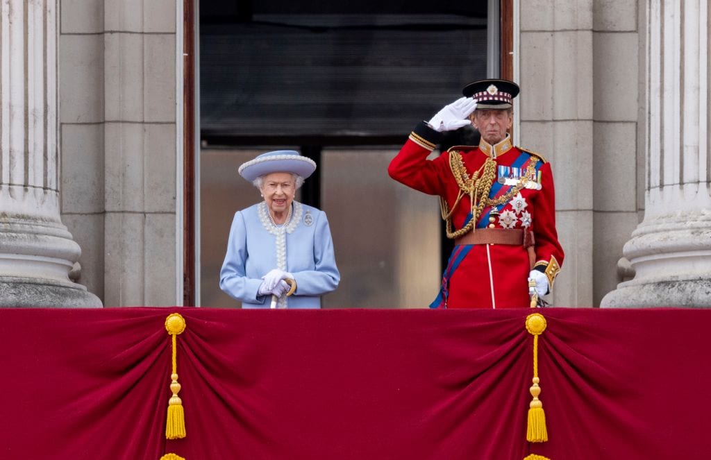 Durante su último Trooping the Colour, Isabel II quiso salir en primer lugar y únicamente acompañada por su primo, el príncipe Eduardo y duque de Kent. Después se sumaron el resto de miembros de la Familia Real