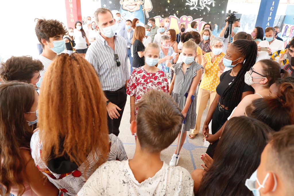 Felipe VI con sus dos hijas, la princesa Leonor y la infanta Sofía, en la visita al proyecto Naum en Son Roca, uno de los barrios más desfavorecidos de Mallorca durante el verano de 2020