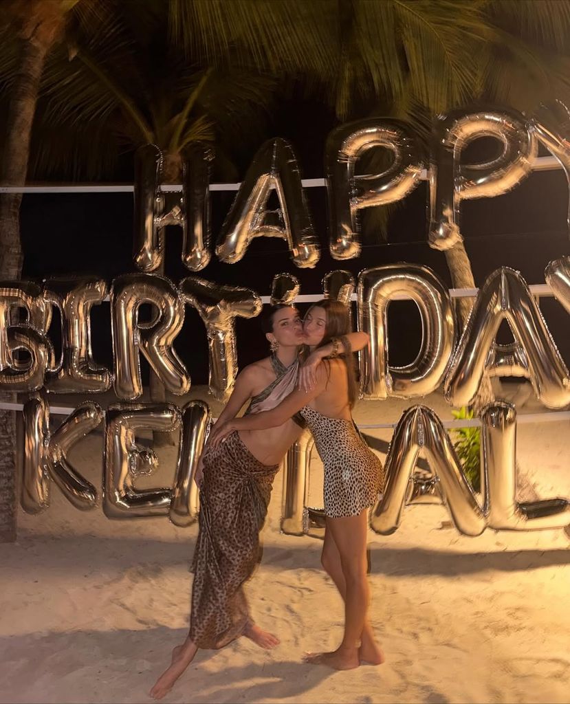 Kendall Jenner y Hailey Bieber celebran juntas en el Caribe.