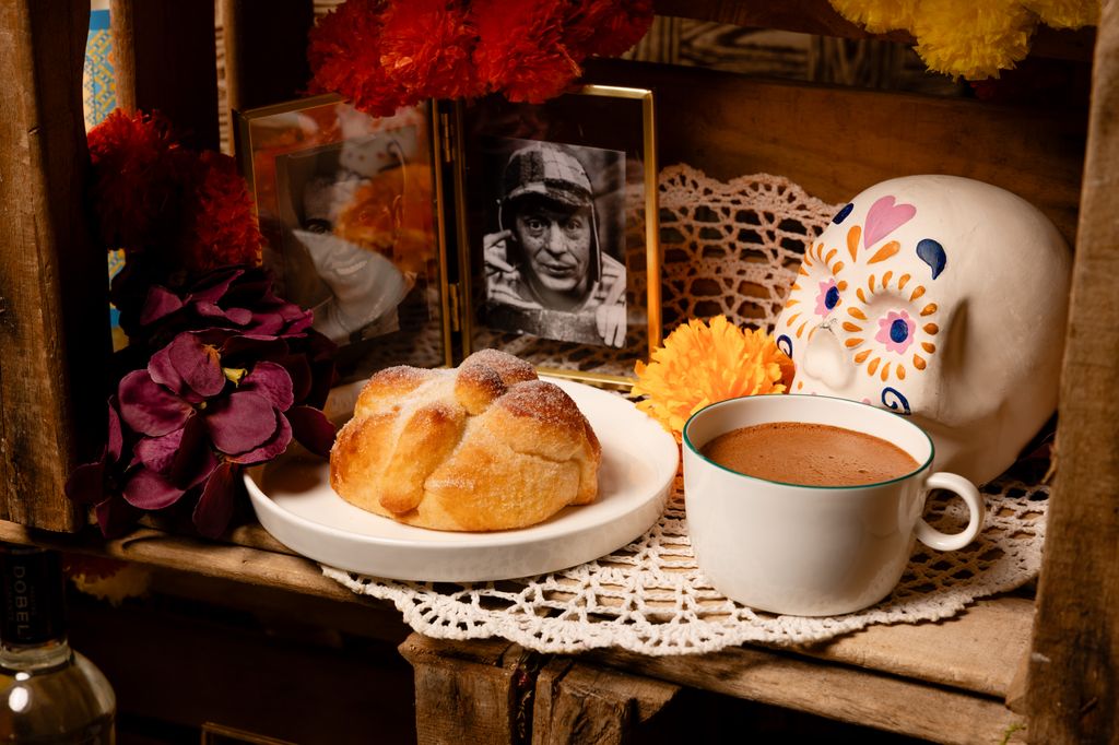 Pan de muerto y taza de chocolate