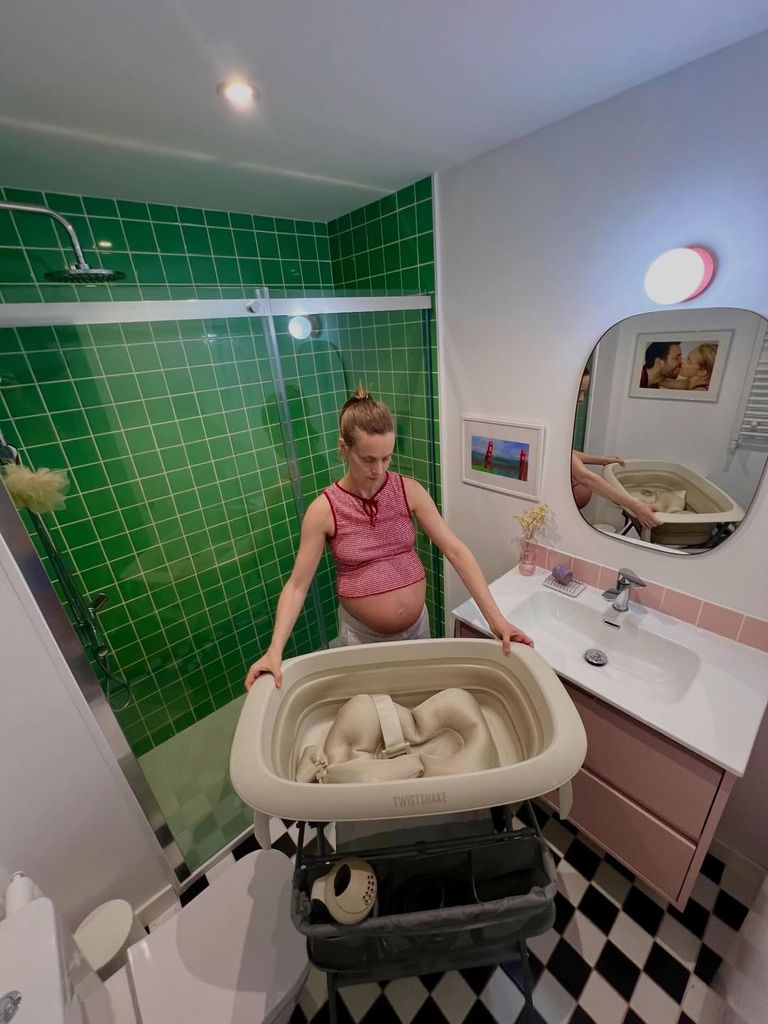 Alba Ribas con la bañera para su futuro bebé