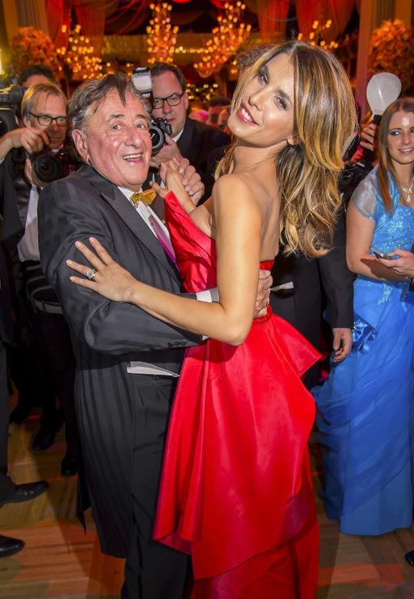 La que fuera novia de George Clooney entre 2009 y 2011 fue la invitada estrella del constructor vienés Richard Lugner, anfitrión del Baile de la Ópera de Viena 