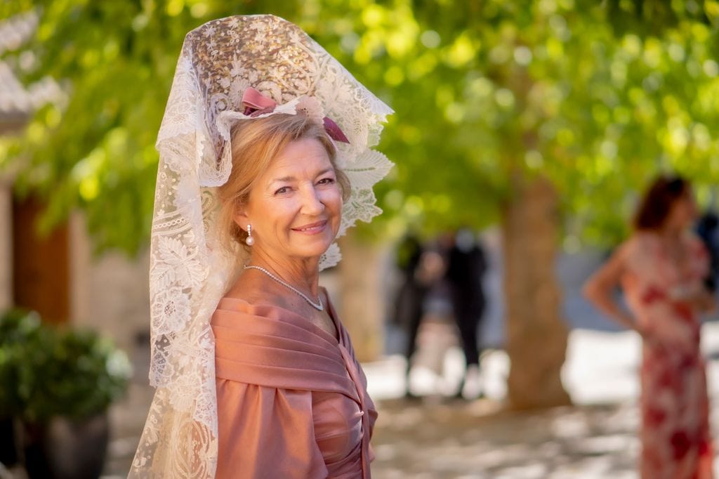 Vestido de madrina maquillaje con mantilla y lazo
