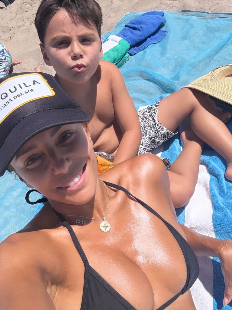 La actriz consintió a su hijo con una visita a la playa.