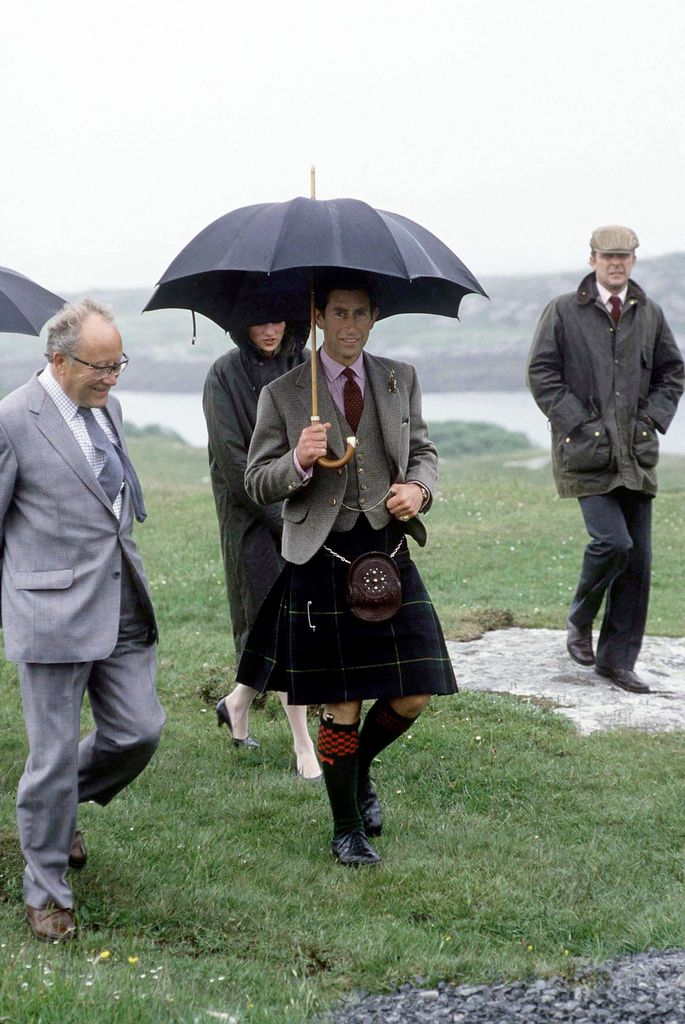 El entonces príncipe Carlos en Escocia, llevando un 'Kilt' tradicional.