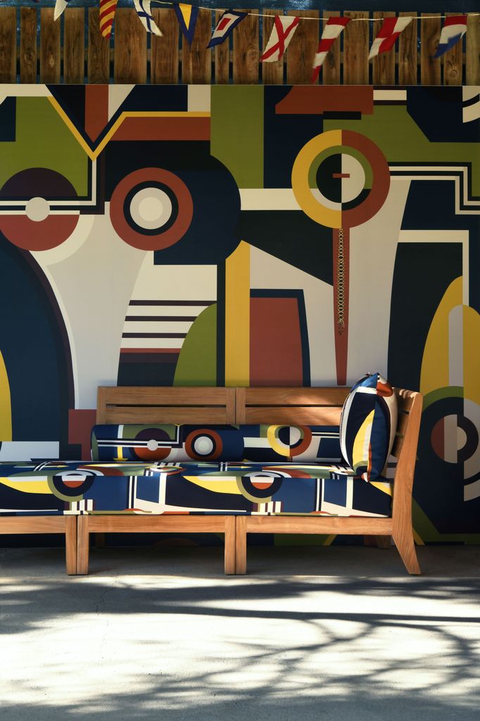 Ambiente exterior decorado con patrones geométricos