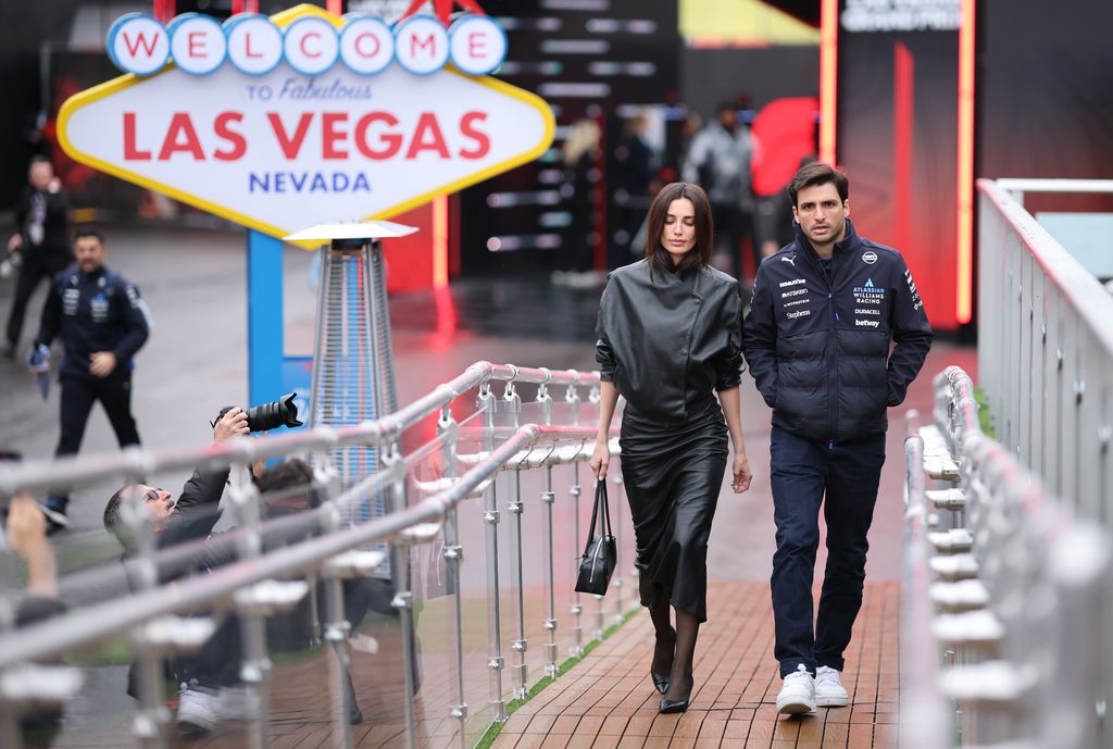 Rebecca Donaldson y Carlos Sainz Jr en el Grn Premio de Fórmula 1 en Las Vegas