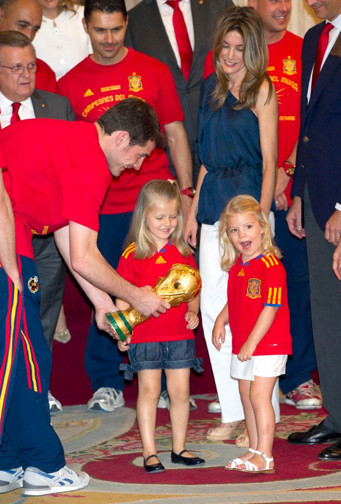 Con apenas cuatro y tres años, Leonor y Sofía posaron orgullosas con la Copa del Mundo y la camiseta de la Selección, protagonizando una de las imágenes más entrañables de la celebración del histórico triunfo de La Roja
