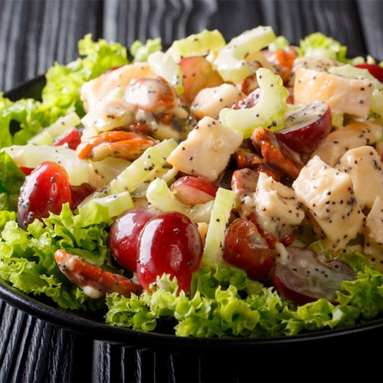 Ensalada de uvas, pollo, pecanas y apio