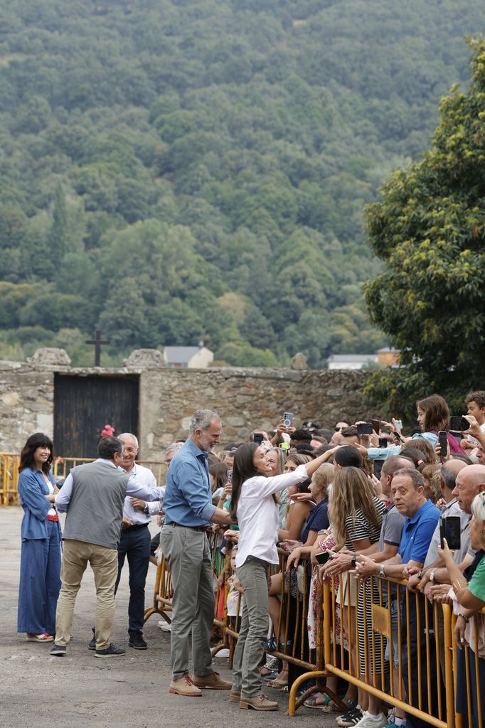 Los reyes Felipe y Letizia visitan en Zamora las zonas afectadas por los fuegos del verano de 2025