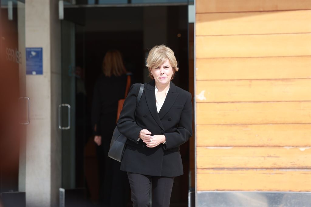 La exvicepresidenta del Gobierno Soraya Sáenz de Santamaría, visiblemente conmovida en el último adiós a Fátima Báñez