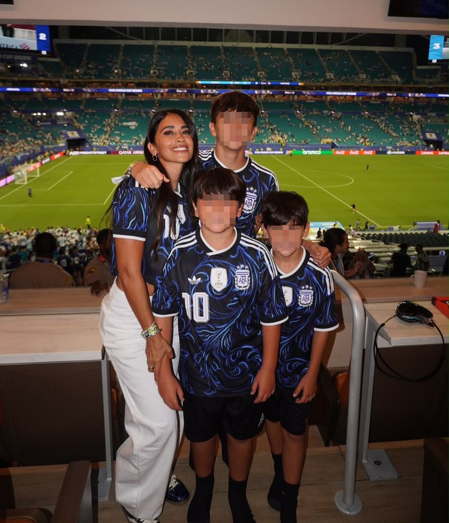 Antonella con sus hijos antes del Argentina-Cabo Verde
