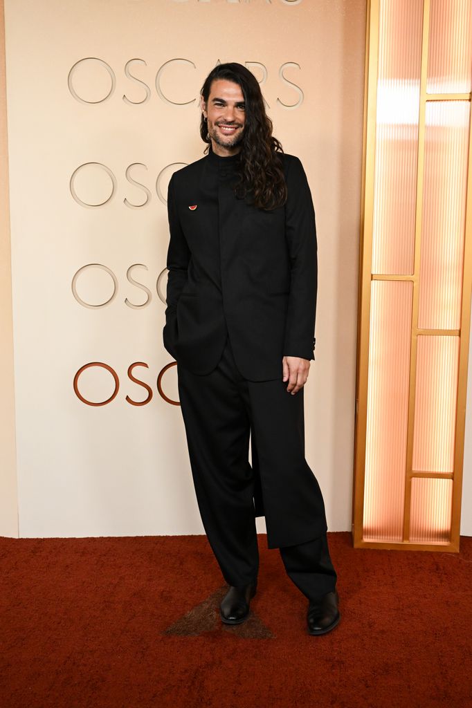 El director español Oliver Laxe en la alfombra roja de los premios Oscar 2026, vestido de Adolfo Domínguez. 