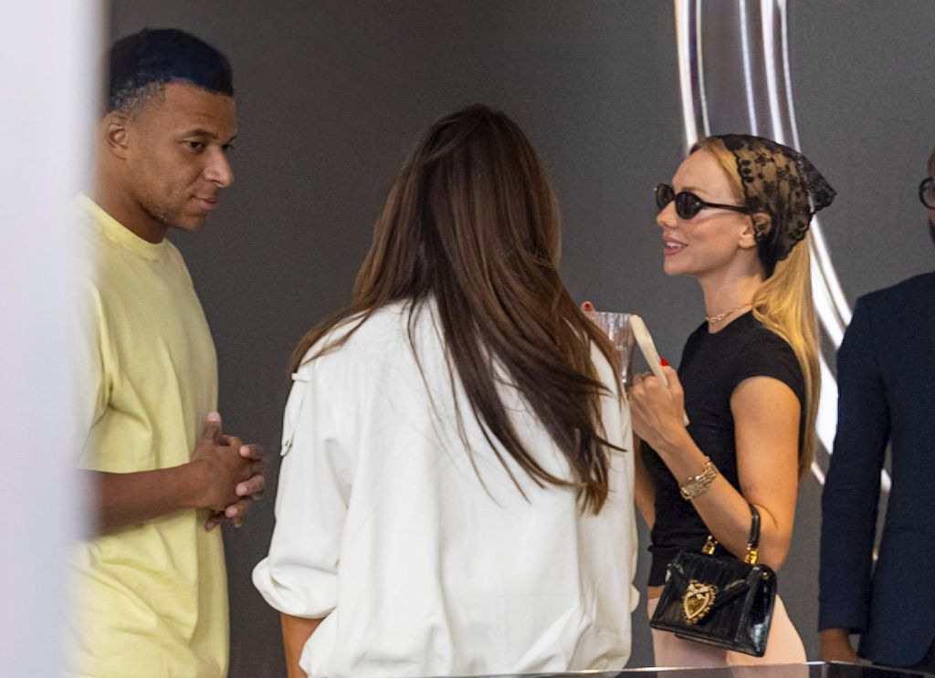 Kylian Mbappé y Ester Expósito durante su visita a la boutique de Dior.