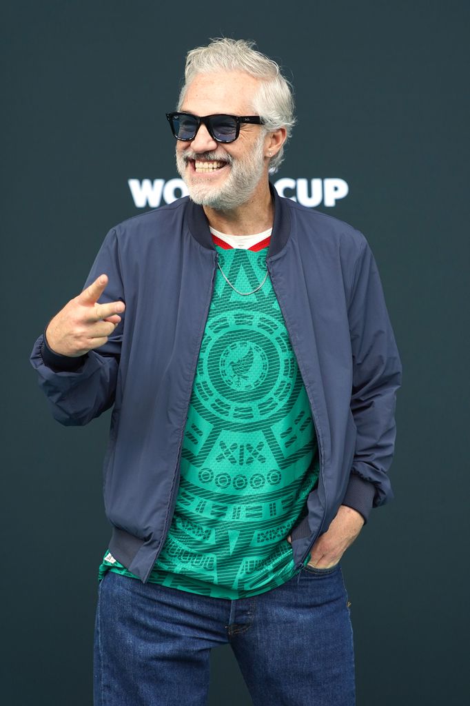 Juan Pablo Medina presumió su jersey del 'Tri' a su llegada al antes llamado Estadio Azteca.