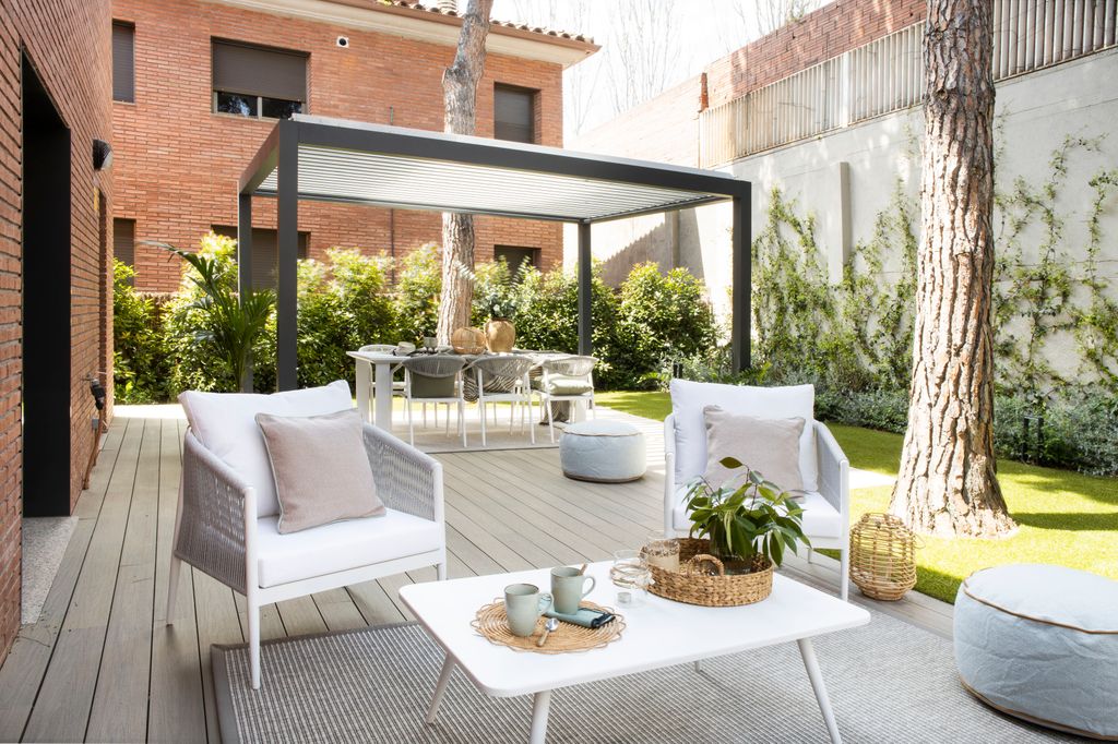 Jardín con pérgola bioclimática.