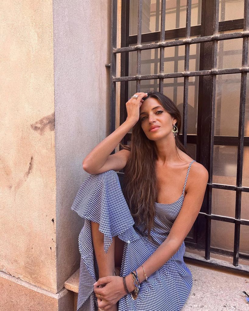Sara Carbonero posa en una casa de pueblo