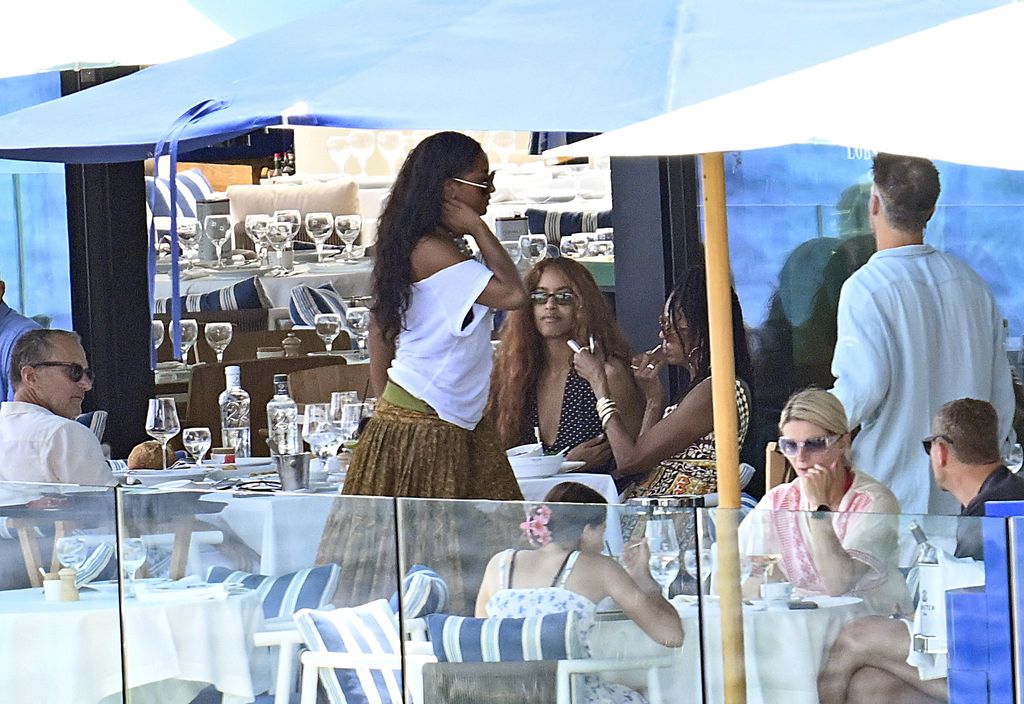 Sasha Obama, quien acaba de cumplir 24 años, reafirmó su estilo relajado con una falda plisada color mostaza.