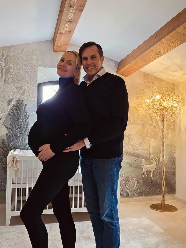 Naomi de Orlean luciendo embarazo junto a su marido