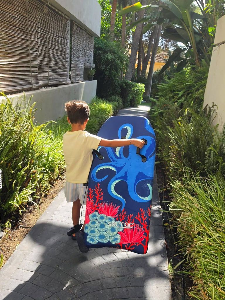 El pequeño Miki de camino a jugar en la playa