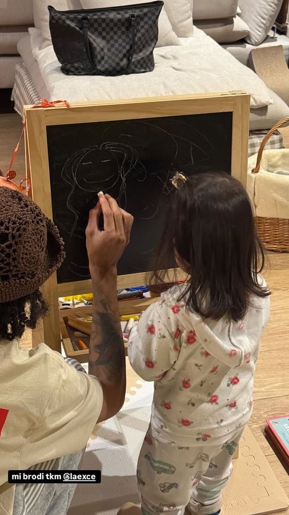 Cazzu compartió un lindo momento de su hija Inti en su faceta como 'artista'.
