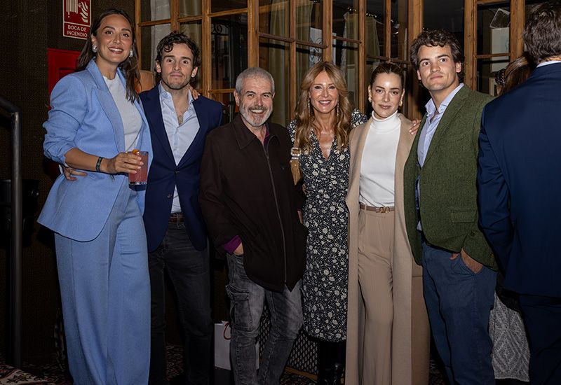 La familia Onieva y Tamara posan con Lorenzo Caprile