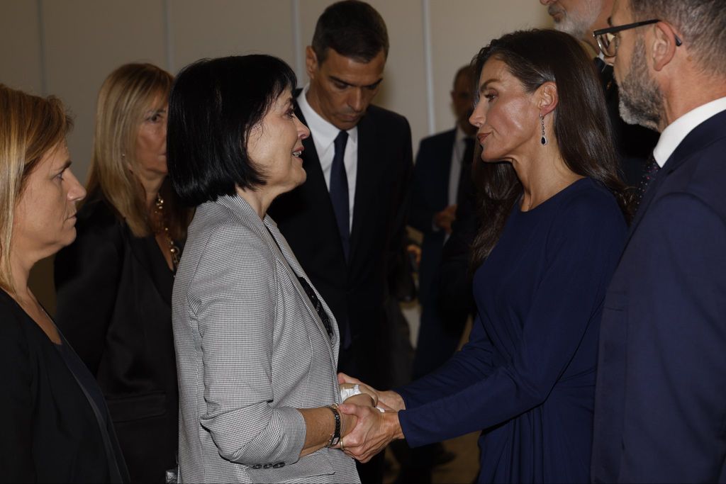 La Reina saludando a la familiar de uno de los fallecidos