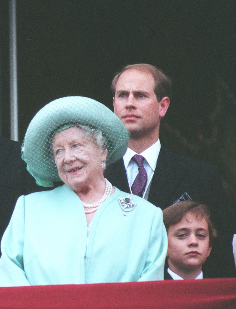 Lord Downpatrick es el niño en el balcón del Palacio de Buckingham durante un Trooping the Colour junto a la Reina Madre y el príncipe Eduardo