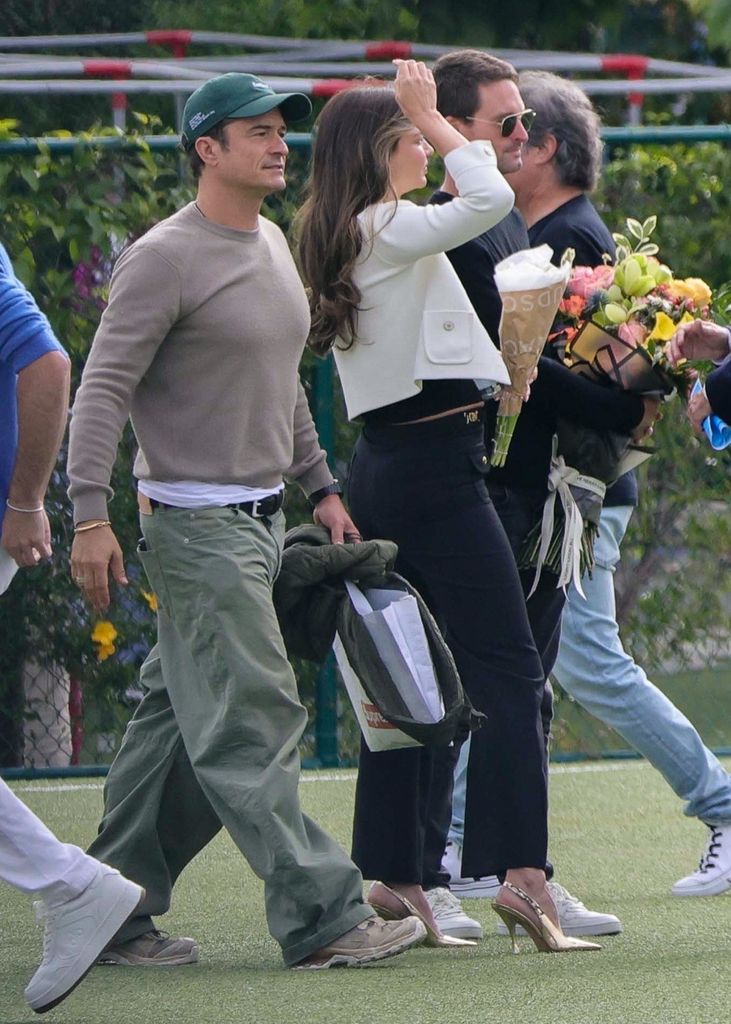 Miranda Kerr y Evan Spiegel se mostraron radiantes al unirse a Orlando Bloom, exesposo de la modelo, en Los Ángeles para celebrar la graduación de octavo grado de su hijo Flynn.