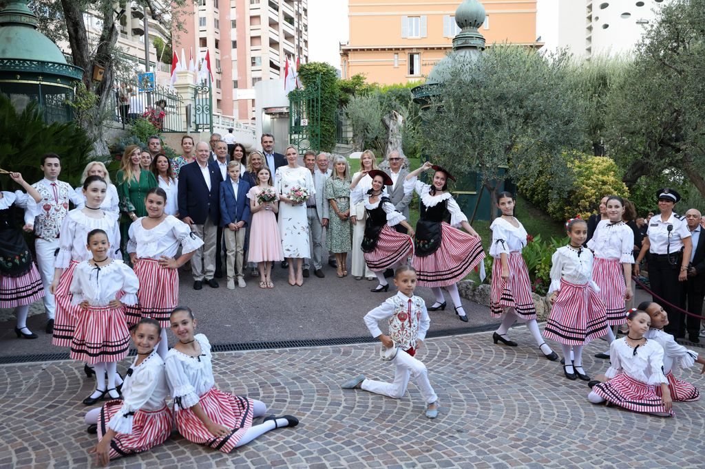 El príncipe Alberto, la princesa Charlene y los príncipes herederos Jacques y Gabriella en el tradicional pícnic